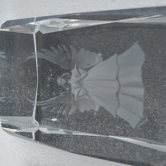 Engraved crystal angel on lighted base - Picture 7 of 13